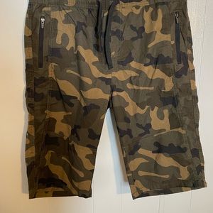 Rocawear Mens Size 2XL Camouflage Cargo Shorts Brown and Green